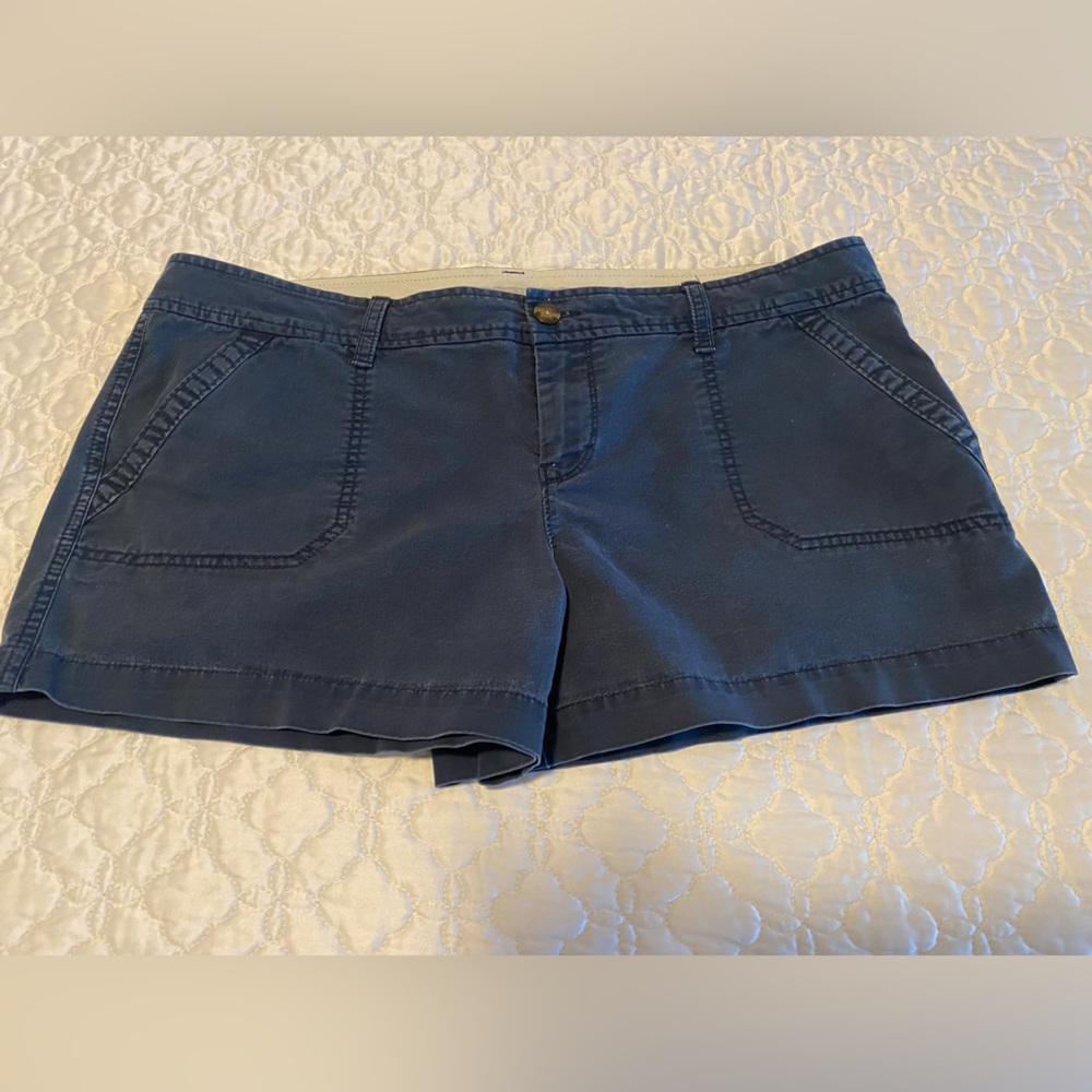 Old Navy Women's Blue Casual Shorts. Size 16 with 3 1/2 inseam.